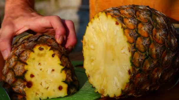Ein Mann schneidet eine Ananas aus nächster Nähe — Stockvideo