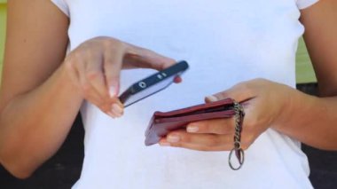 Kız evden çıkmadan önce bir şeyler topluyor. Telefon, cüzdan, maske, antiseptik.