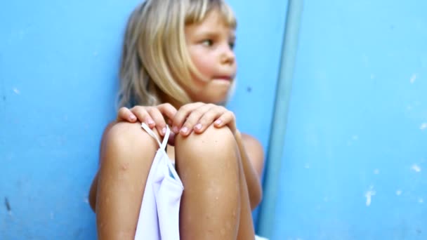 Maskeli üzgün 6 yaşında bir kız. Coronavirus 2020 — Stok video