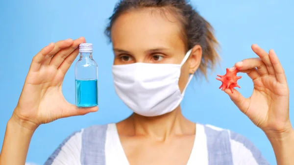 Ritratto Ragazza Maschera Con Disinfettante Modello Coronavirus Mano — Foto Stock