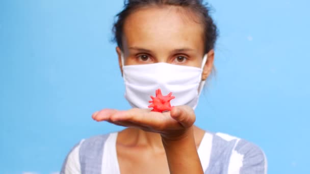 COVID-19流行,ウイルスと戦うための措置として手消毒剤 — ストック動画