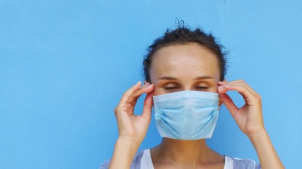 La joven se recuperó de la gripe y se quita la máscara con una sonrisa en la cara . — Vídeos de Stock