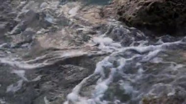 Denizde dalgalar. Taş kıyıya vurdu.