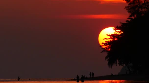 Захід сонця в морі. Тімелапс заходу сонця небо — стокове відео