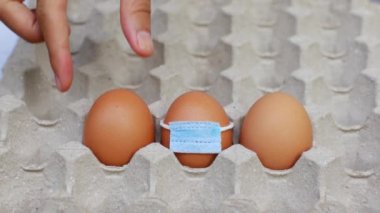 Coronavirus salgını sırasında Paskalya için sosyal mesafe ve maske iste. COVID-19
