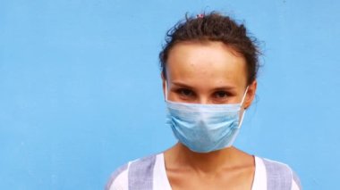 Genç kadın gripten kurtuldu ve yüzünde bir gülümsemeyle maskeyi çıkardı..