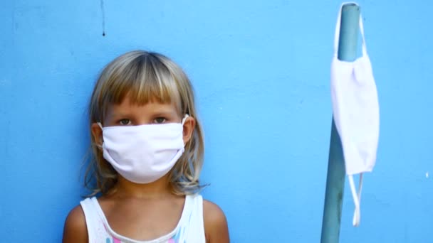 Ragazza triste di 6 anni con una maschera. Coronavirus 2020 — Video Stock