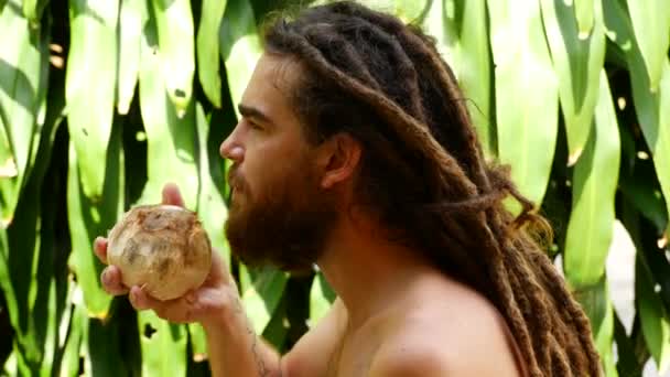 残忍的男人带着可怕的头发喝椰子 — 图库视频影像