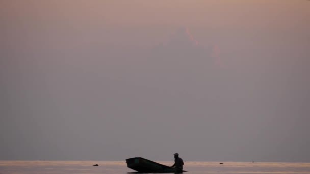 De boot vaart in zee. Silhouet — Stockvideo