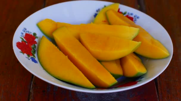 Teller mit gehackten gelben Mangos — Stockvideo