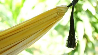 Desteğe halatla bir hamak bağlamak