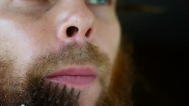 En man förkortar skägget — Stockvideo