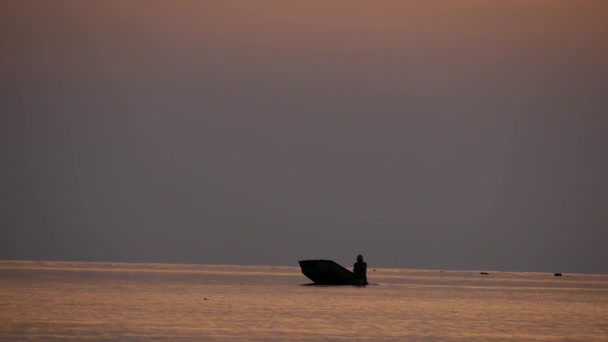 De boot vaart in zee. Silhouet — Stockvideo