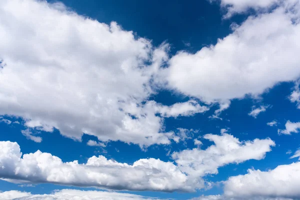 Nuvens e céu fundo — Fotografia de Stock