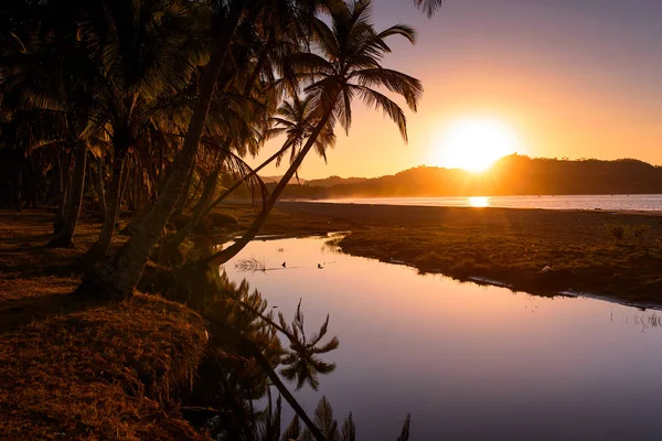 Coucher de soleil sur une plage — Photo