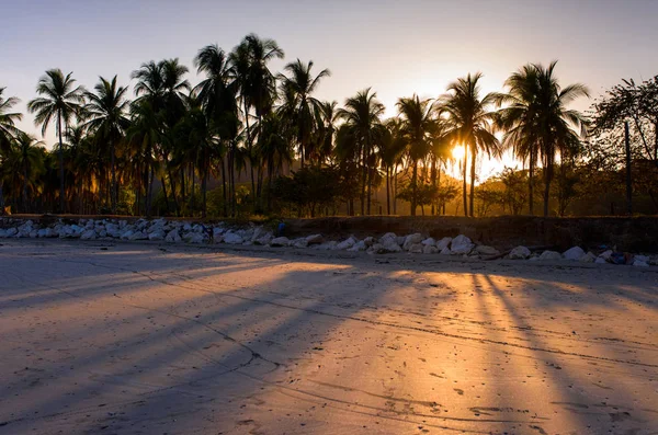 Sonnenuntergang an der tropischen Küste — Stockfoto
