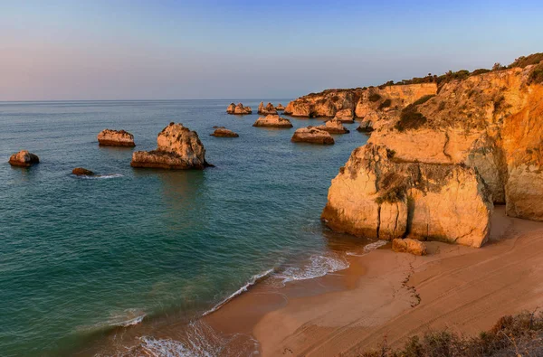Východ slunce na pobřeží Algarve, Portugalsko — Stock fotografie