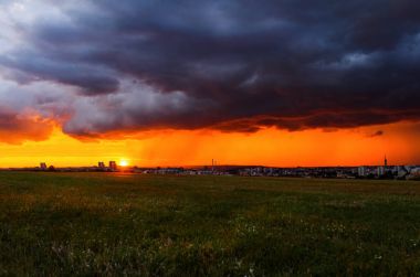 Günbatımı alanı altında 