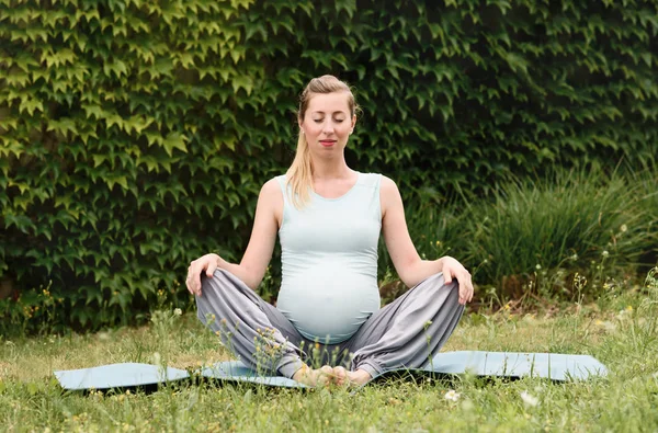 Vrouw in een lotus houding Rechtenvrije Stockfoto's