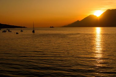 Kıyı şeridi gün batımında