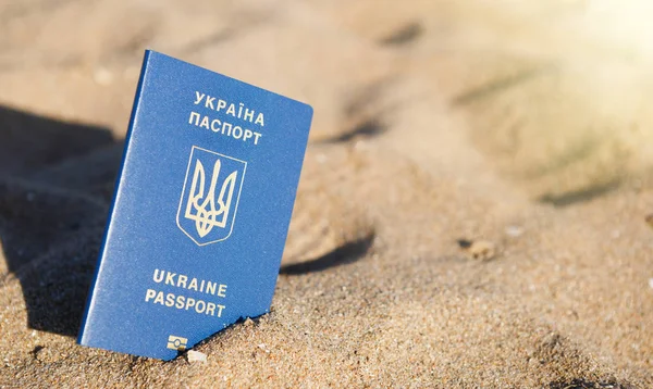 Биометрический паспорт гражданина Украины на песке — стоковое фото