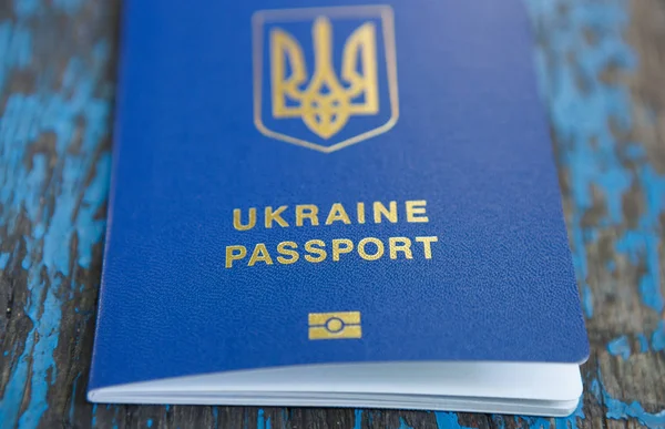 Без визы новый биометрический паспорт Украины — стоковое фото