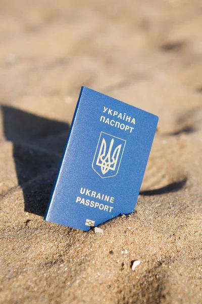 Passaporte biométrico ucraniano na areia — Fotografia de Stock