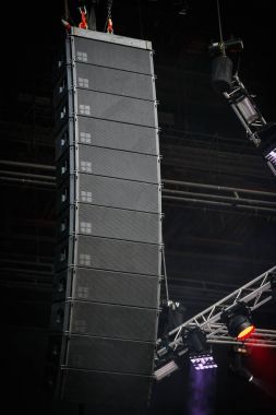 Büyük konser için büyük hoparlör sistemi