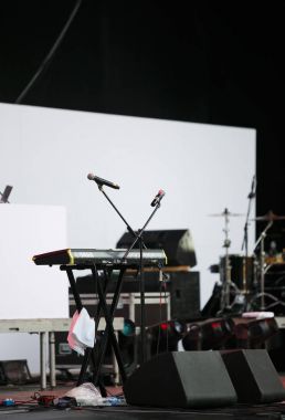Sahne Alanı'nda konser için piyano kurulum klavye
