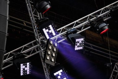 Büyük konser aydınlatma enstalasyonu parlak ışıklar ile