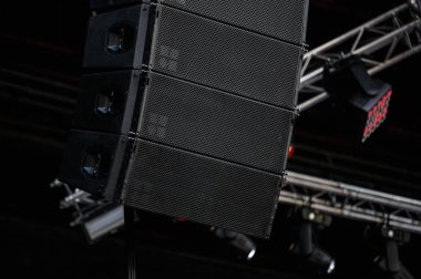 Büyük konser için büyük hoparlör sistemi