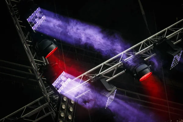 Instalace osvětlení masivní koncert s jasnými světly — Stock fotografie