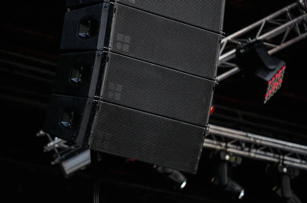 큰 연주회에 대 한 대규모 시끄러운 스피커 시스템 — 스톡 사진