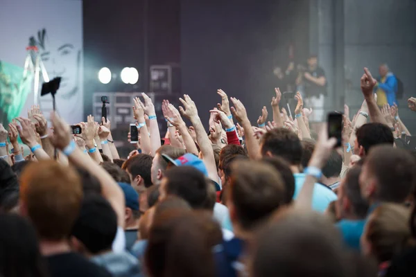 Público de concertos se divertir em evento ao vivo ao ar livre — Fotografia de Stock