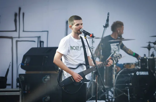 Noize mc rap & rock sänger spielen open air konzert — Stockfoto