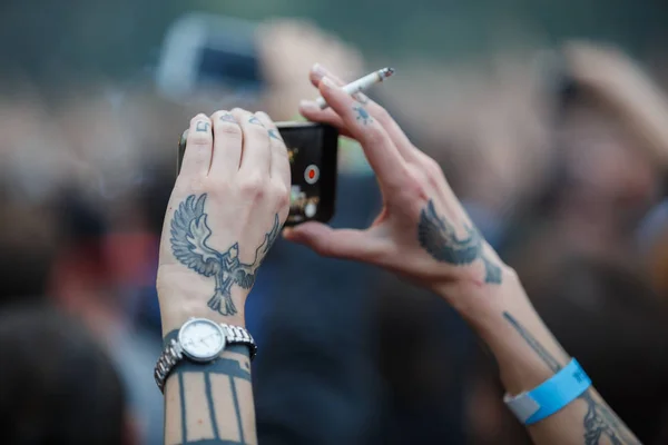 Fã de música filmando concerto com telefone inteligente na mão — Fotografia de Stock