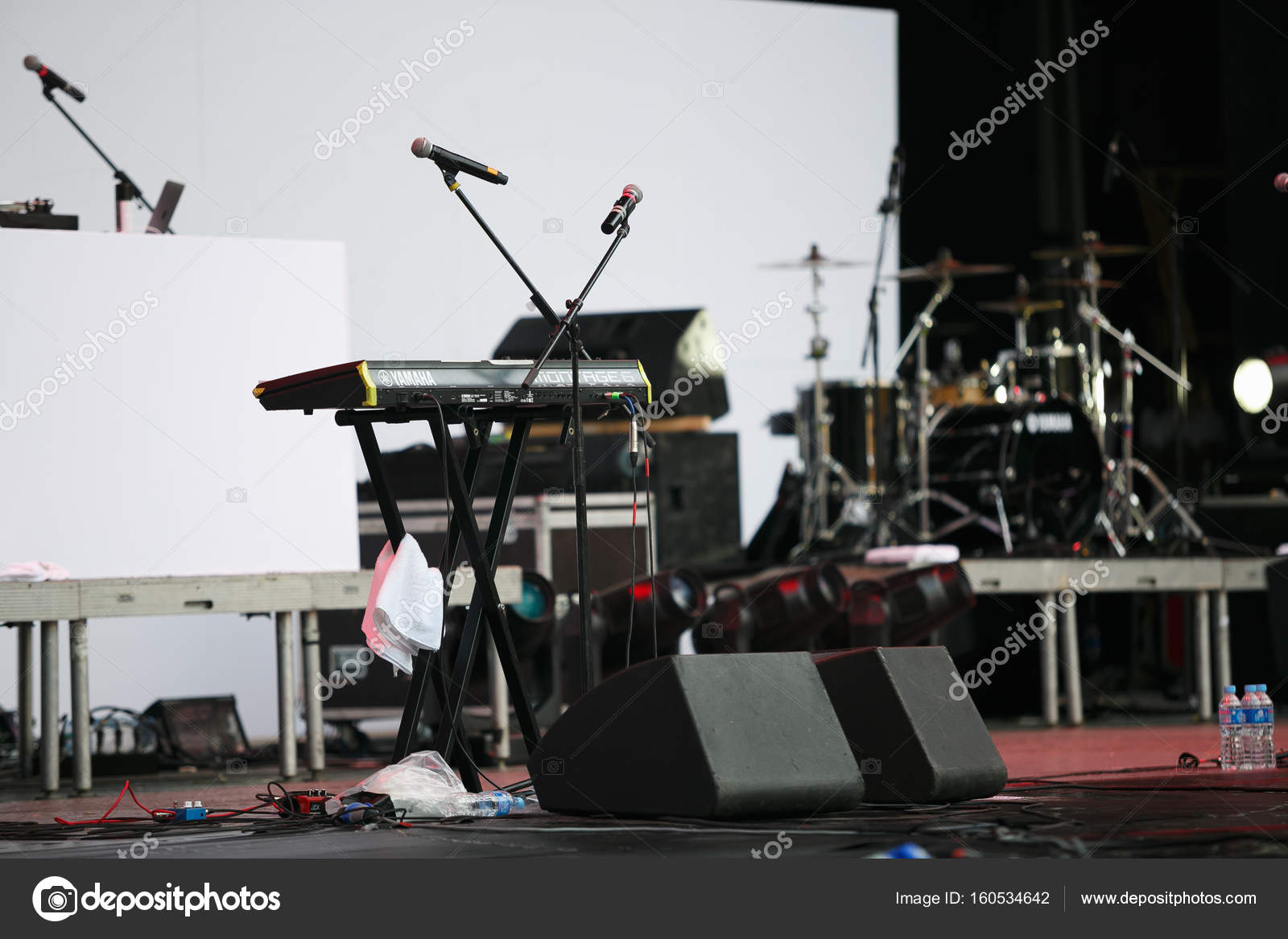 Configuración de piano con teclado para concierto en el escenario