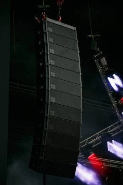Büyük konser için büyük hoparlör sistemi