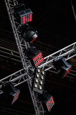 Büyük konser aydınlatma enstalasyonu parlak ışıklar ile