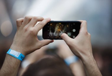 Akıllı telefon ile konser el filme müzik fan