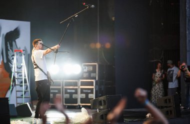 Noize MC rap ve rock şarkıcısı oynamak açık hava konseri