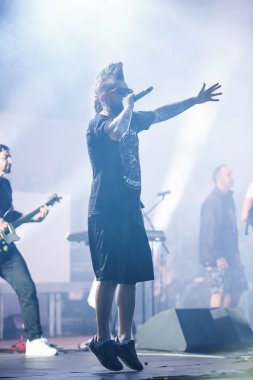 Sahne Alanı'nda Iroquois haircur ile punk rock şarkıcısı