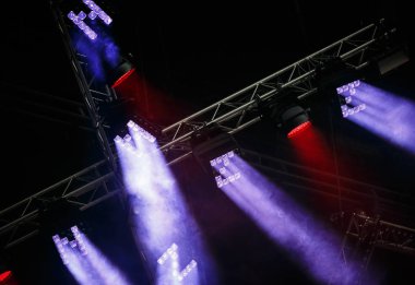 Büyük konser aydınlatma enstalasyonu parlak ışıklar ile