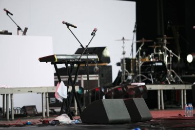 Sahne Alanı'nda konser için piyano kurulum klavye