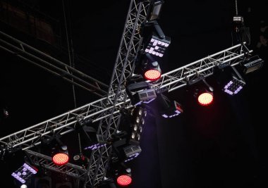Büyük konser aydınlatma enstalasyonu parlak ışıklar ile