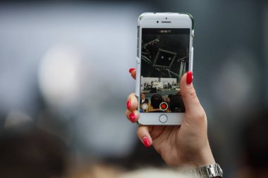 Akıllı telefon ile konser el filme müzik fan
