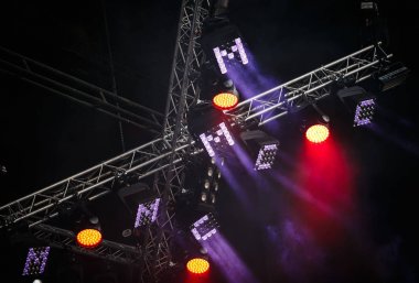 Büyük konser aydınlatma enstalasyonu parlak ışıklar ile