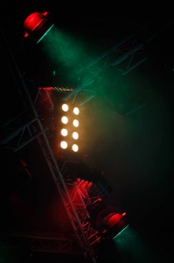 Büyük konser aydınlatma enstalasyonu parlak ışıklar ile