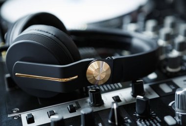 DJ kulaklık güçlü bas ve yüksek kaliteli ses ile. Hifi programında müzik dinlemek ve mix parça partisi. Profesyonel parti dj kulaklık müzik parçaları karıştırma için. Büyük siyah stereo monitör sistemi