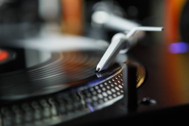 Tablo kayıtları oyuncu portre içinde açın. Party dj pikap oyun vinil disk müzik ile. Hip hop şarkıları çizik ve parça parti ya da dj konserde remix. Eğlence için profesyonel ses ekipmanları